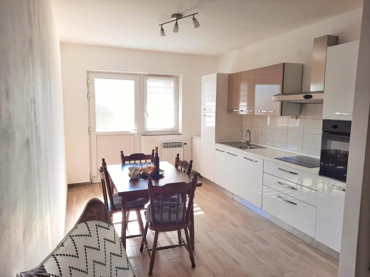 Apartment Nino In Pula Bagian luar foto